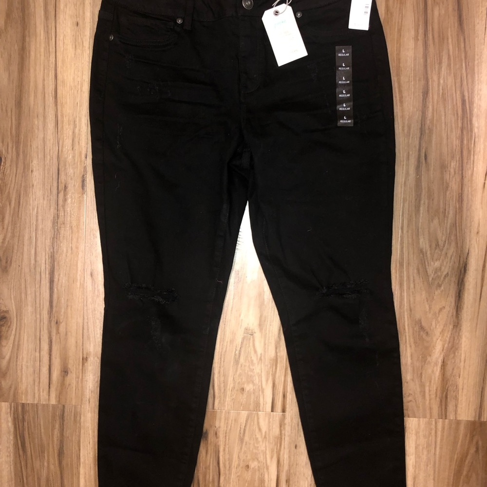 Maurices distressed jeggings NWT